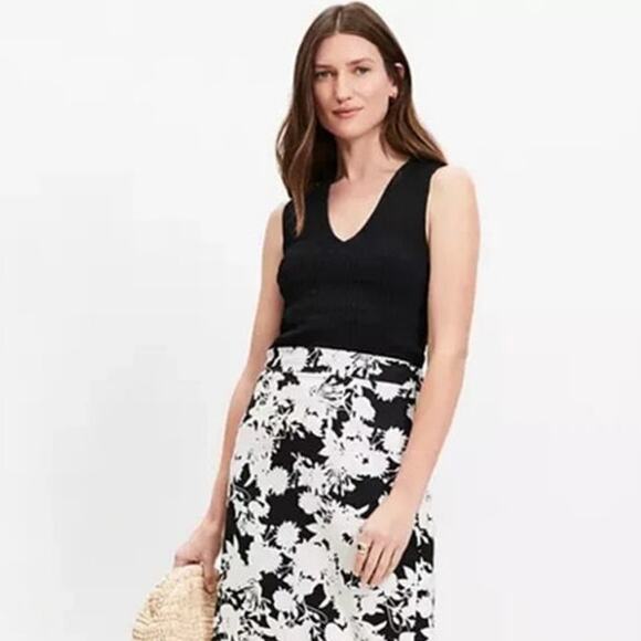 Loft Smocked Modern Tank Top Women S Black V Neck Classic Feminine 2025 Style - Picture 1 of 11